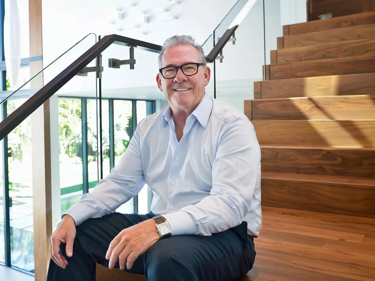 Rob Thomson sitting on the stairs